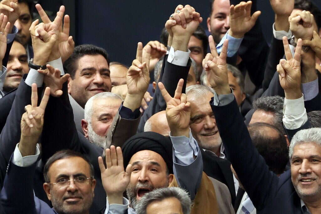 איסמעיל הנייה בטקס השבעתו של נשיא איראן, ביום לפני שוסל. | AFP