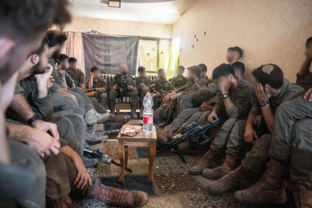 לוחמים בשיחת עיבוד לאחר קרבות ברצועת עזה | דו"צ