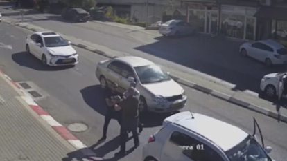 תיעוד התקיפה. | מסך ממצלמת אבטחה