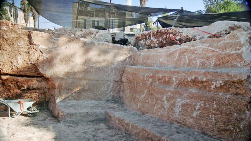 מכאן נלקחו אבנים עצומות למפעלי הבניה הגדולים של ירושלים. | אמיל אלג'ם רשות העתיקות מכאן נלקחו אבנים עצומות למפעלי הבניה הגדולים של ירושלים. | אמיל אלג'ם רשות העתיקות