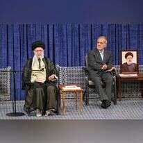 המנהיג העליון של איראן עלי חמינאי (שמאל) וראש הממשלה האיראני מסעוד פזשכיאן. | KHAMENEI.IR / AFP