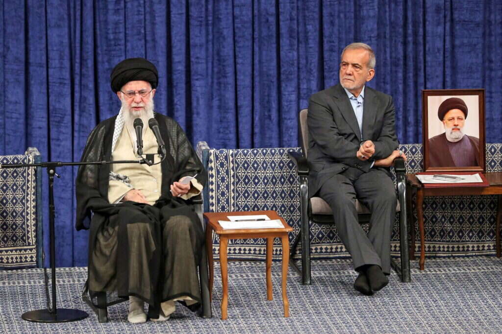 המנהיג העליון של איראן עלי חמינאי (שמאל) וראש הממשלה האיראני מסעוד פזשכיאן. | KHAMENEI.IR / AFP
