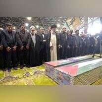 ח'מינאי בטקס ההלוויה של הנייה ומאבטחו בטהרן, לפני שארונותיהם הועברו לקבורה בקטאר. | רויטרס