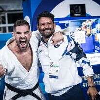 פיטר פלצ'יק עם מאמנו אורן סמדג'ה אחרי הזכייה במדליית הארד. | הוועד האולימפי