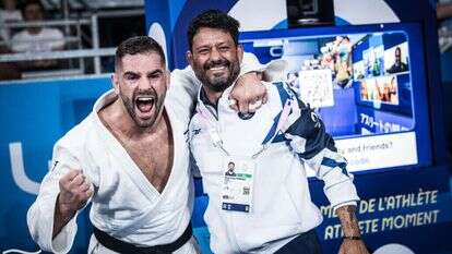 פיטר פלצ'יק עם מאמנו אורן סמדג'ה אחרי הזכייה במדליית הארד. | הוועד האולימפי