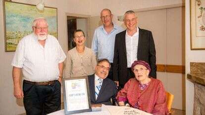 הרב ריסקין מקבל את פרס מפעל חיים. | מעיין שושני מרקוביץ