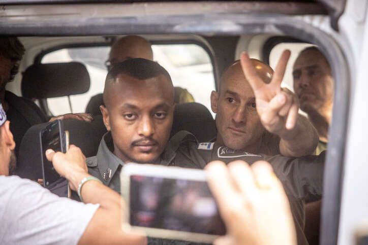 רון שרף בניידת משטרה במהלך אחת המחאות. | חיים גולדברג -פלאש 90