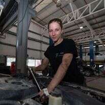 אסנת ניימן, בת 24, עובדת במוסך בקריית־שמונה | | אייל מרגולין