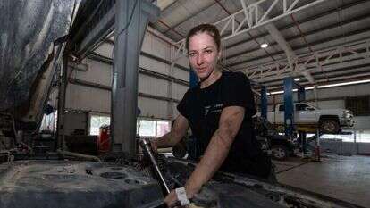 אסנת ניימן, בת 24, עובדת במוסך בקריית־שמונה | | אייל מרגולין אסנת ניימן, בת 24, עובדת במוסך בקריית־שמונה | | אייל מרגולין