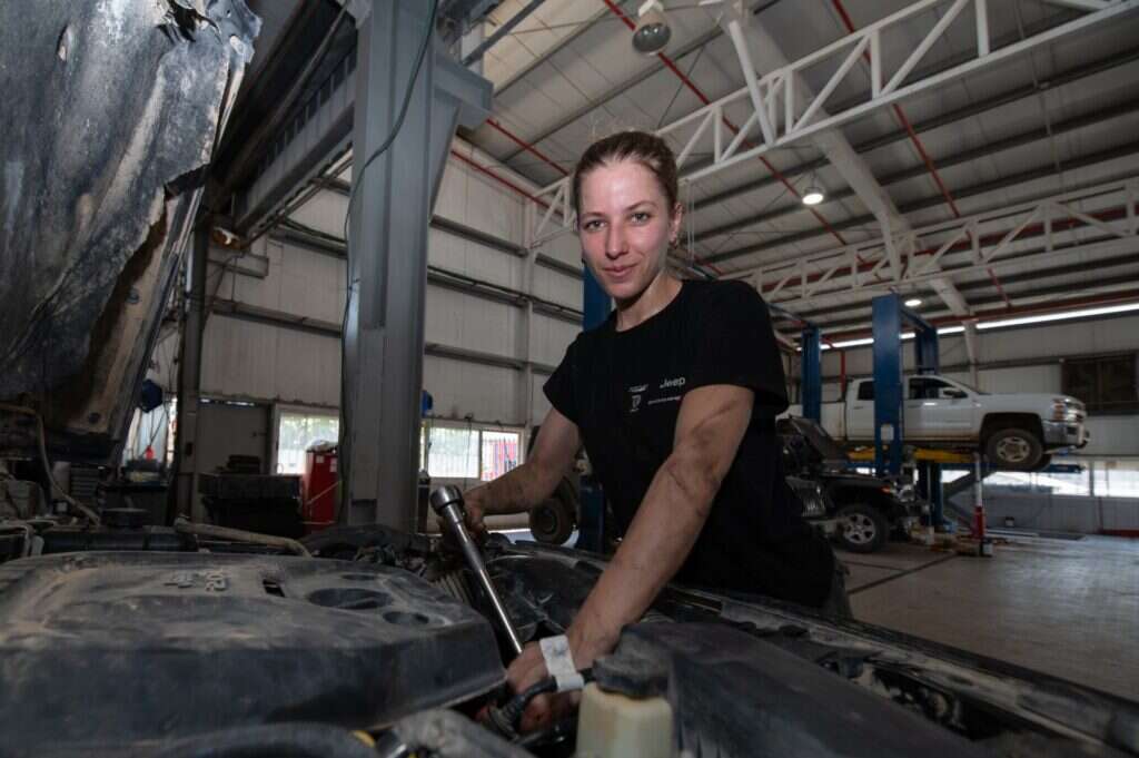 אסנת ניימן, בת 24, עובדת במוסך בקריית־שמונה | | אייל מרגולין