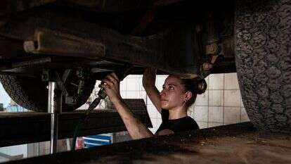 אסנת ניימן, בת 24, עובדת במוסך בקריית־שמונה. | אייל מרגולין