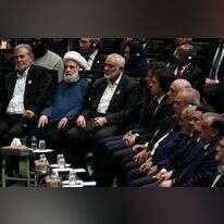 הנייה (במרכז) בטקס השבעתו של נשיא איראן החדש, השבוע. משמאלו נראים בכיר חיזבאללה נעים קאסם, ומנהיג הג'יהאד האסלאמי זיאד נח'אלה. | איי. פי