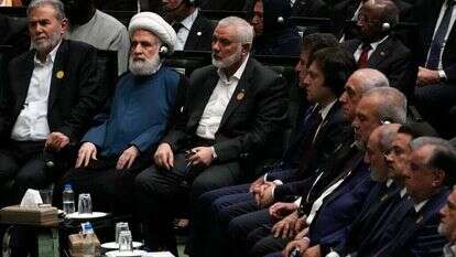 הנייה (במרכז) בטקס השבעתו של נשיא איראן החדש, השבוע. משמאלו נראים בכיר חיזבאללה נעים קאסם, ומנהיג הג'יהאד האסלאמי זיאד נח'אלה. | איי. פי