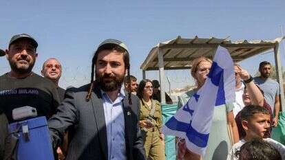 ח"כ צבי סוכות בבסיס שדה־תימן, ביום שני. | דודו גרינשפן, פלאש 90