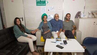 "אין לי טרוניה". משפחת ששון ונהורה, חברתו של רועי חיים. | לירון מולדובן "אין לי טרוניה". משפחת ששון ונהורה, חברתו של רועי חיים. | לירון מולדובן