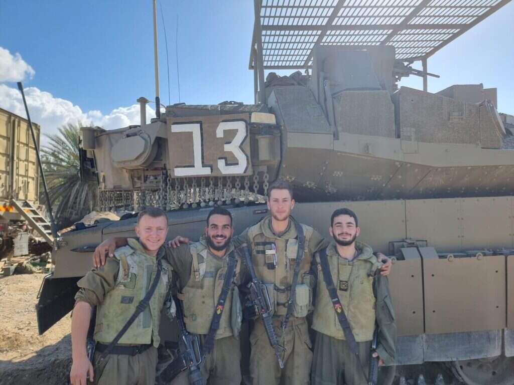 נאבק כדי להגיע בין הראשונים לעזה. רועי חיים (שני משמאל) עם חבריו הלוחמים. | באדיבות המשפחה נאבק כדי להגיע בין הראשונים לעזה. רועי חיים (שני משמאל) עם חבריו הלוחמים. | באדיבות המשפחה