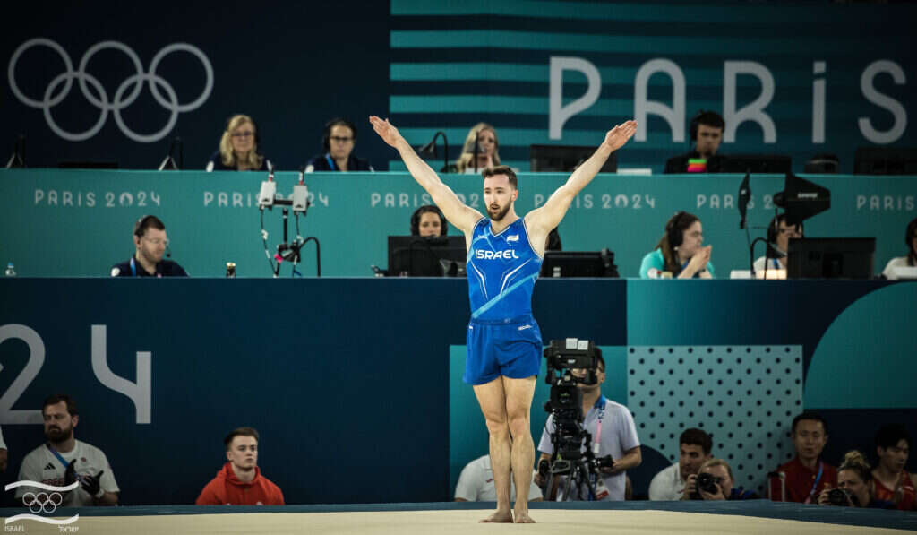 המתעמל הישראלי ארטיום דולגופיאט בתרגיל הקרקע. | הוועד האולימפי