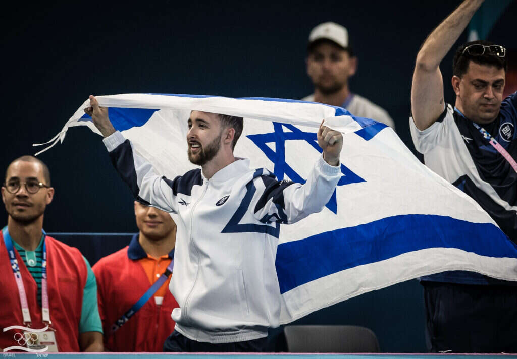 המתעמל הישראלי ארטיום דולגופיאט על הפודיום בפריז. | הוועד האולימפי