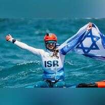 השייטת שרון קנטור, לאחר זכייתה במדליה, היום. | World Sailing