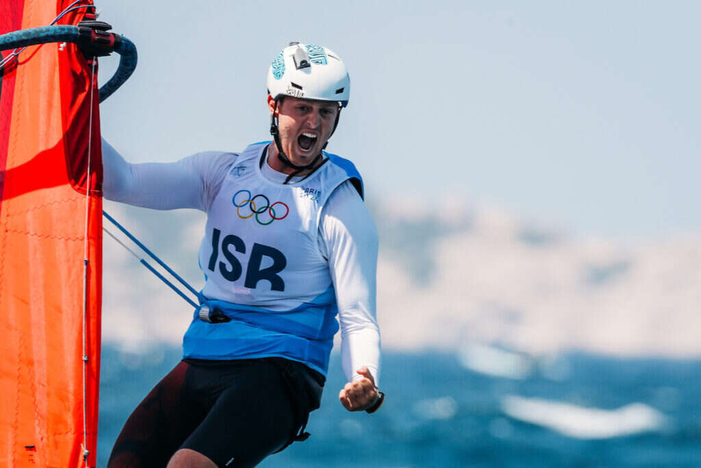 השייט הישראלי תום ראובני לאחר זכייתו המדליית הזהב ההיסטורית. | World Sailing