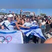 האוהדים הישראלים חוגגים סוף שבוע היסטורי באולימפיאדה. | World Sailing