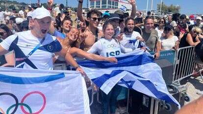 האוהדים הישראלים חוגגים סוף שבוע היסטורי באולימפיאדה. | World Sailing