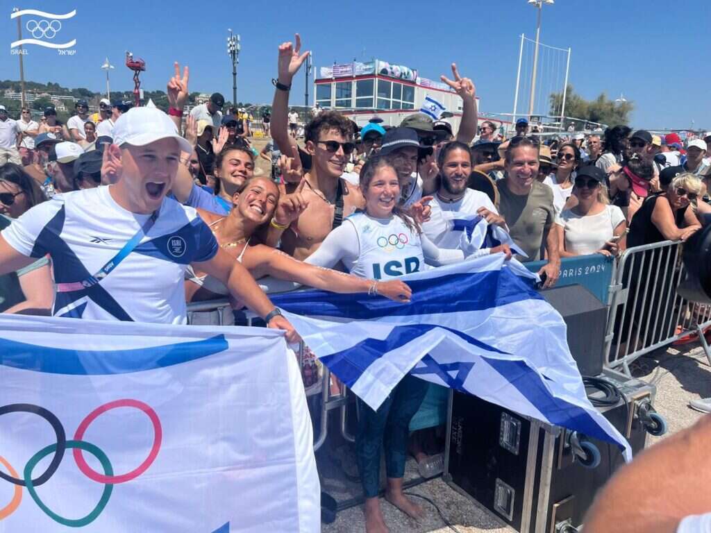 האוהדים הישראלים חוגגים סוף שבוע היסטורי באולימפיאדה. | World Sailing