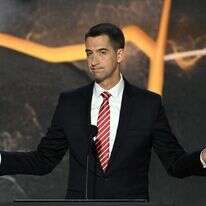 הסנאטור הרפובליקני טום קוטון, שמוביל את הצעת החוק בעד יהודה ושומרון. | ANDREW CABALLERO-REYNOLDS / AFP