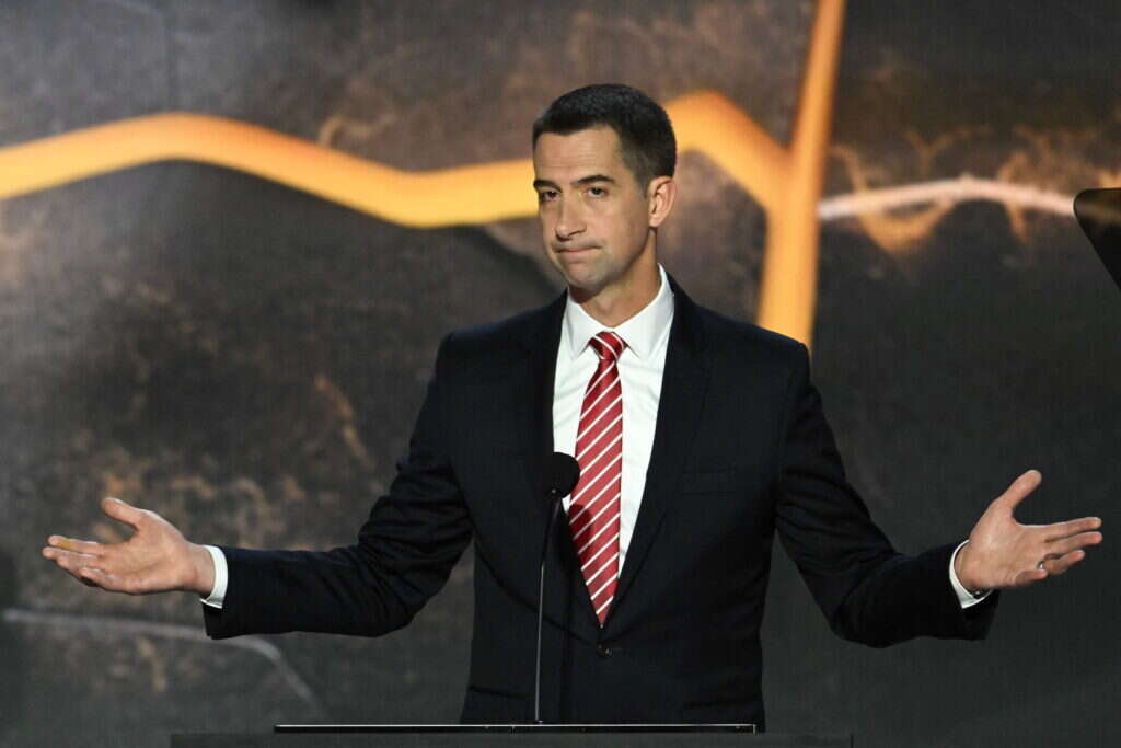 הסנאטור הרפובליקני טום קוטון, שמוביל את הצעת החוק בעד יהודה ושומרון. | ANDREW CABALLERO-REYNOLDS / AFP