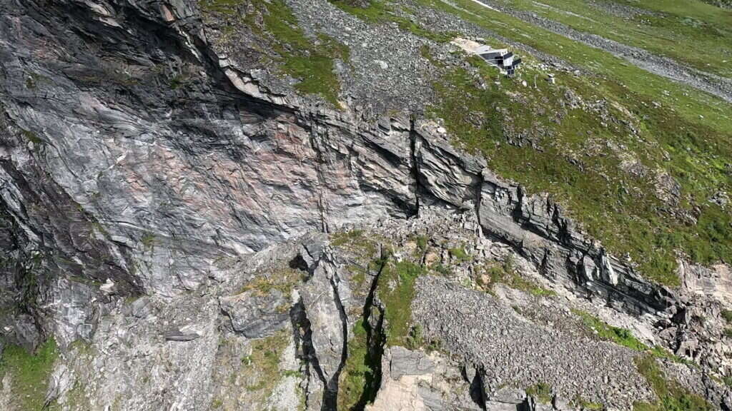 אווירי של הסדק בהר אקרנסט, שיום אחד יוביל לקריסתו אל תוך הפיורד.
