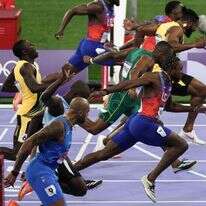 הרצים חוצים את קו הסיום באחת הדרמות הגדולות ביותר בתולדות האולימפיאדה. | AFP