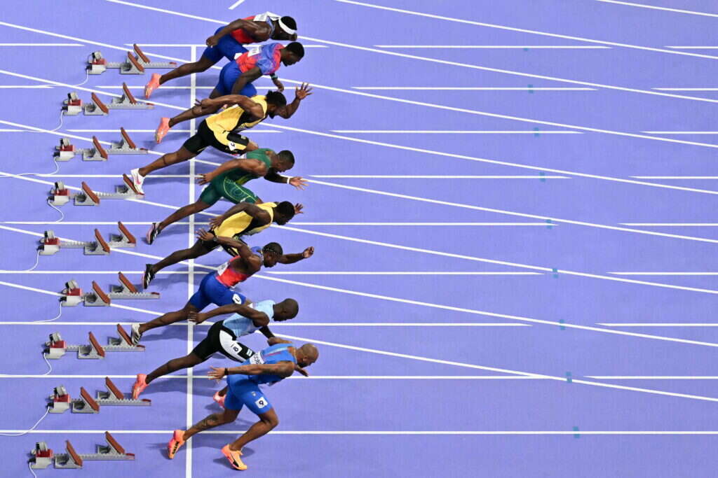 הרצים מזנקים בתחילת גמר ריצת ה-100 מטר באולימפיאדה. | AFP