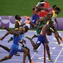 הרצים חוצים את קו הסיום בגמר ריצת ה-100 מטר באולימפיאדה. | AFP