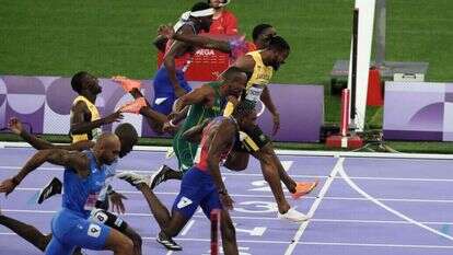 הרצים חוצים את קו הסיום בגמר ריצת ה-100 מטר באולימפיאדה. | AFP