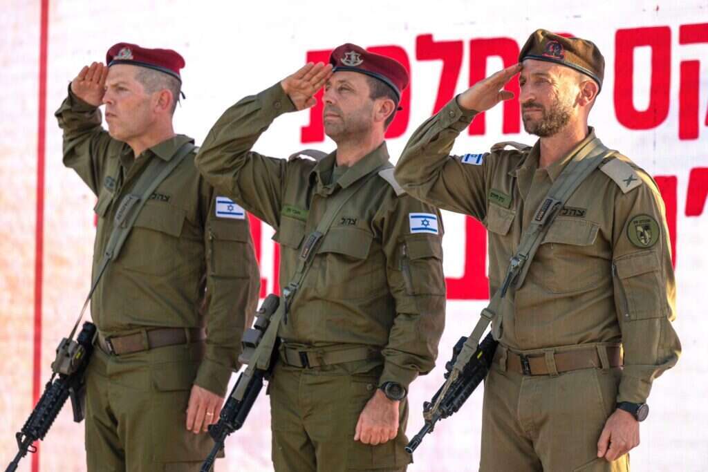 טקס חילופי מפקדי עוצבת הבזק: מימין: תא"ל ברק חירם, אלוף פיקוד המרכז אבי בלוט, תא"ל יואב ברונר. | דובר צה"ל טקס חילופי מפקדי עוצבת הבזק: מימין: תא"ל ברק חירם, אלוף פיקוד המרכז אבי בלוט, תא"ל יואב ברונר. | דובר צה"ל