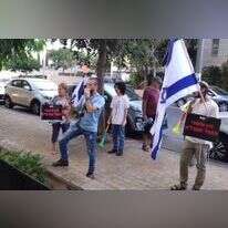 פעילי ימין מפגינים מול בית הפצ"רית, יפעת תומר-ירושלמי. | אם תרצו פעילי ימין מפגינים מול בית הפצ"רית, יפעת תומר-ירושלמי. | אם תרצו