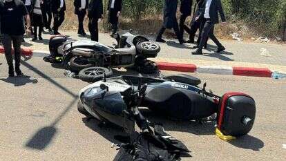 אופנועי משטרה שניזוקו בהפגנה נגד גיוס חרדים בבקו"ם. | דוברות המשטרה