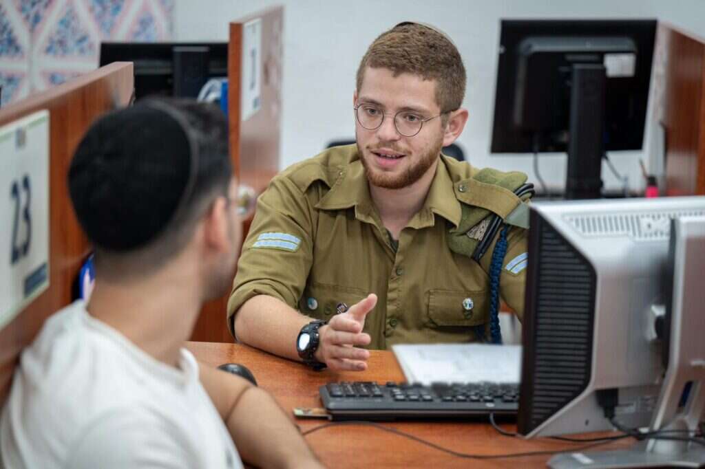 צעיר חרדי בלשכת הגיוס. | דובר צה"ל