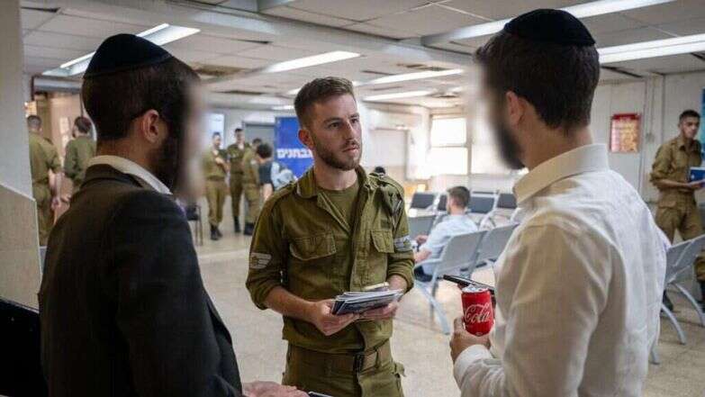צעירים חרדים בלשכת הגיוס. | דובר צה"ל צעירים חרדים בלשכת הגיוס. | דובר צה"ל