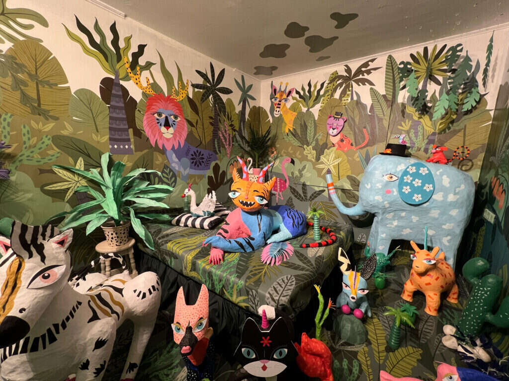 התערוכה במלון. | " יח"צ