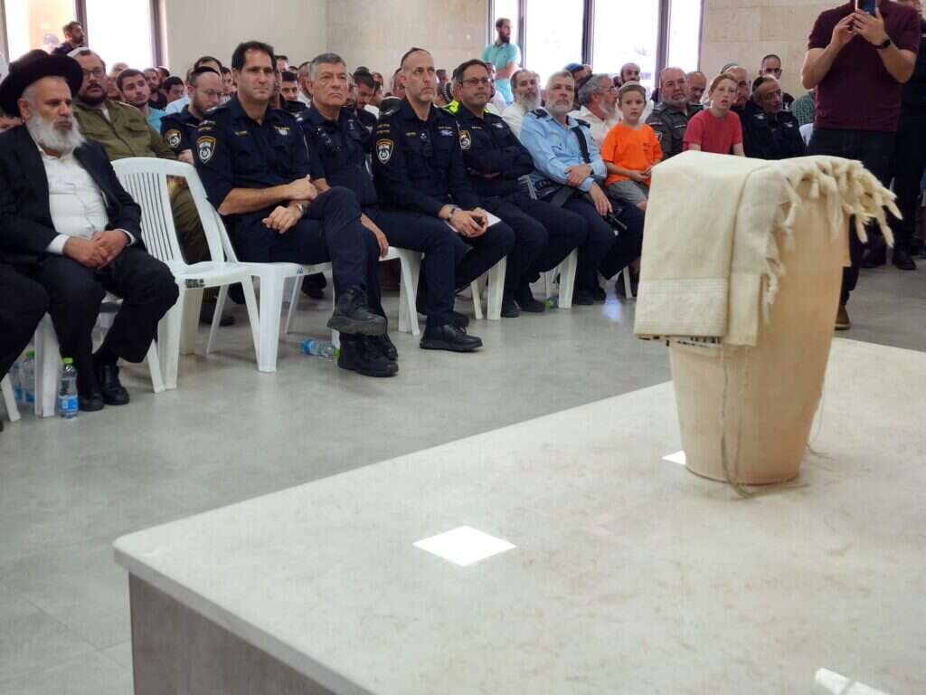 קבורת ספר התורה שנשרף בתחנת שדרות בשמחת תורה. | דוברות המשטרה