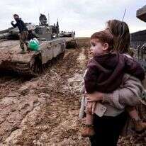 בת זוג של חייל מילואים מבקרת אותו בגבול הרצועה. אילוסטרציה | איי.אף.פי