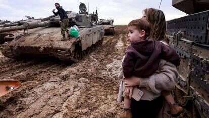 בת זוג של חייל מילואים מבקרת אותו בגבול הרצועה. אילוסטרציה | איי.אף.פי