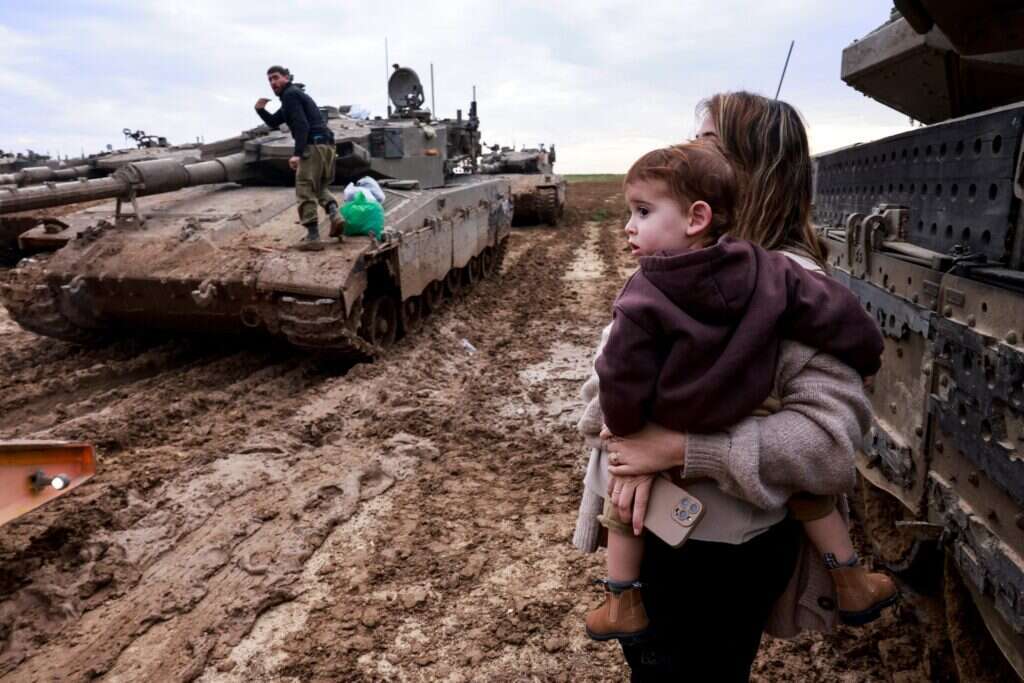 בת זוג של חייל מילואים מבקרת אותו בגבול הרצועה. אילוסטרציה | איי.אף.פי