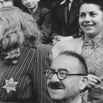 בזמן ההרצאות של בק בגטו "שכחת שאת קופאת, רעבה, ועומדת בעליית גג קרה כקרח". אסירים בגטו טרייזנשטט. מתוך סרט תעמולה נאצי על גטו טרזיינשטט. גרמניה, 1944