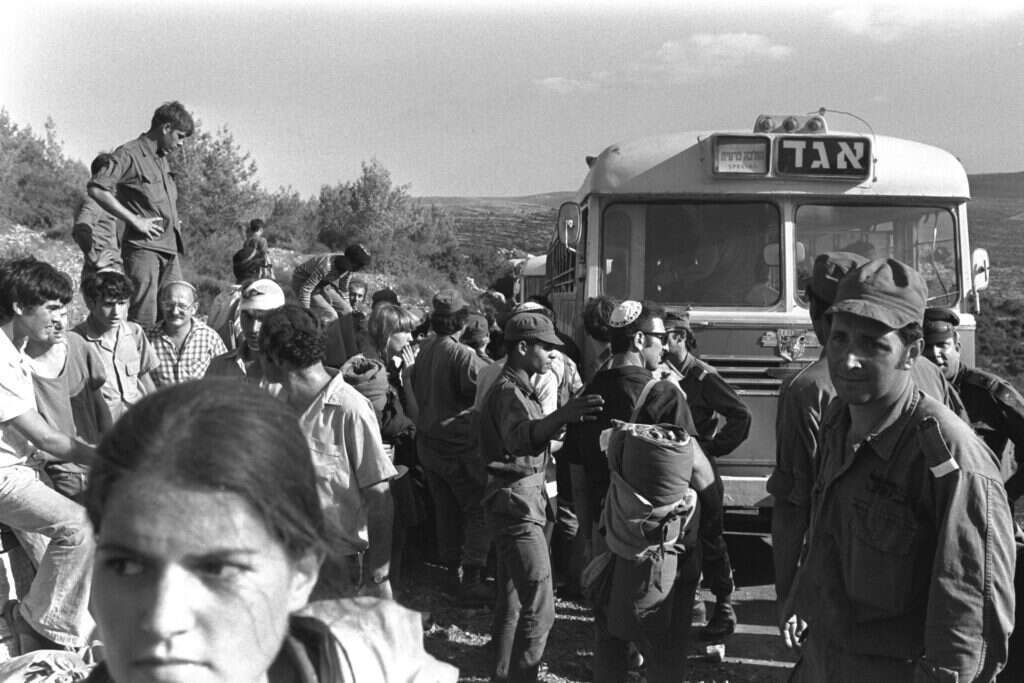 מפונים באוטובוסים מאלון מורה. | הספריה הלאומי