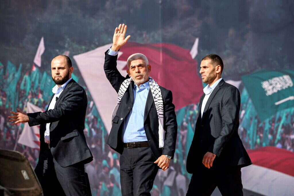 יחיא סינוואר, מנופף לתומכיו במהלך עצרת לציון 35 שנה להקמת חמאס. | AFP