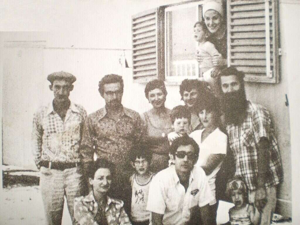 קבוצה מגרעין אלקנה של יוצאי ברית המועצות (מרדכי לפיד ראשון מימין ומרים לפיד בחלון). | מתוך ויקיפדיה