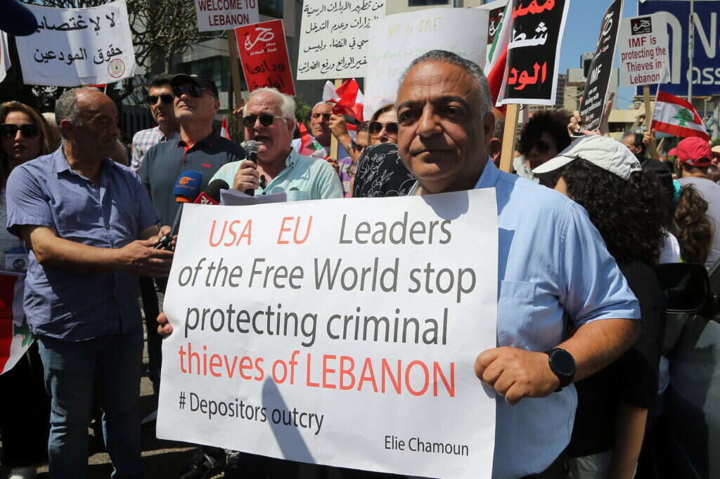 אזרחיים לבנוניים מפגינים מחוץ למטה קרן המטבע הבינלאומית בביירות. | EPA