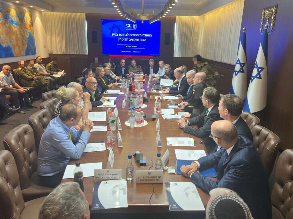 ישיבת הוועדה הציבורית לבחינת תקציב הביטחון ובניין הכוח של צה"ל. | דוברות רה"מ